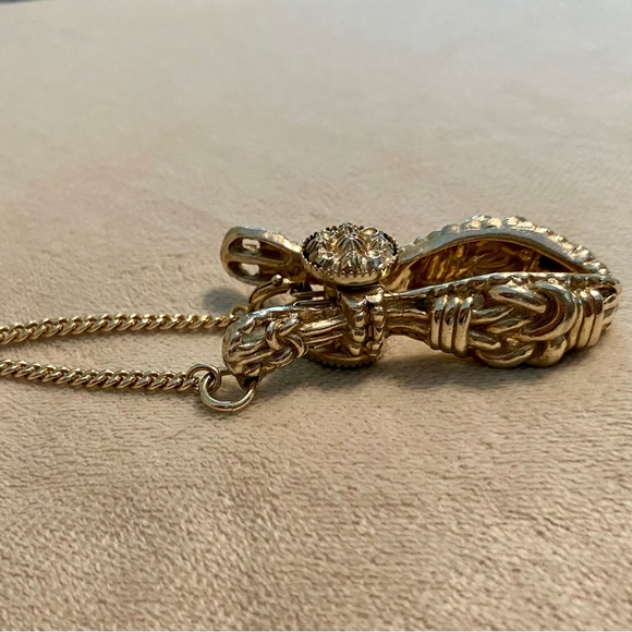 Jewelry - Vintage 1950s ladies glove/purse Clip. Goldtone